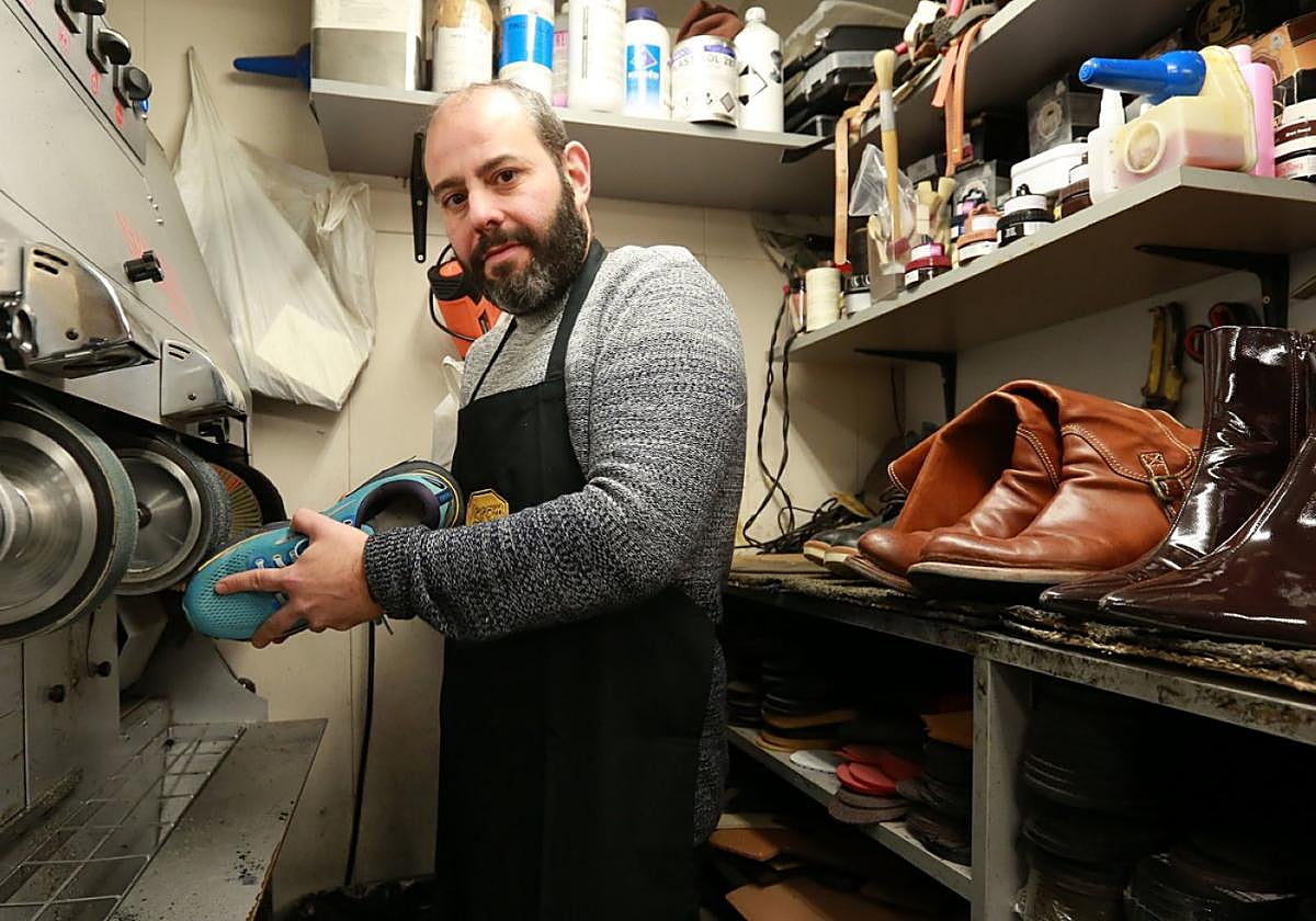 Javier, zapatero entre sus zapatos, en la calle Larramendi.