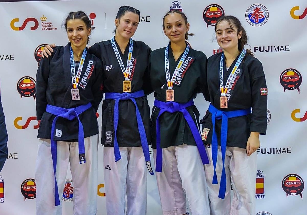 La junior Irati Izurrategi, primera por la derecha, ganó el oro en knockdown y el bronce en fullkenpo.