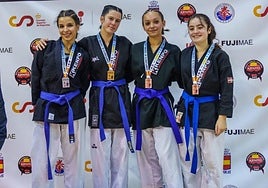 La junior Irati Izurrategi, primera por la derecha, ganó el oro en knockdown y el bronce en fullkenpo.