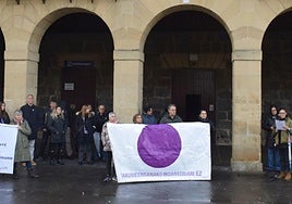 Concentración celebrada en Urnieta, delante del ayuntamiento, a las doce del mediodía.