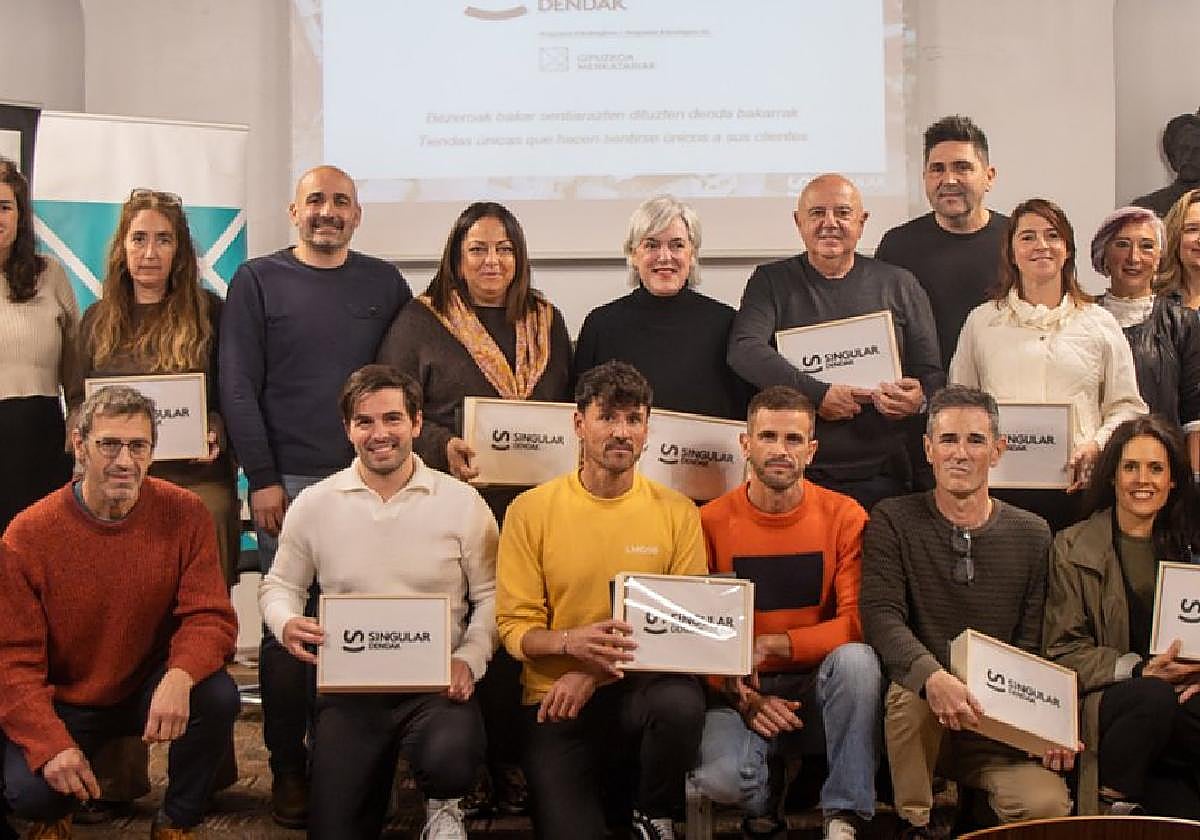 Foto de familia de los nuevos comercios 'Singular Dendak', representantes institucionales y del sector, en Ordizia.