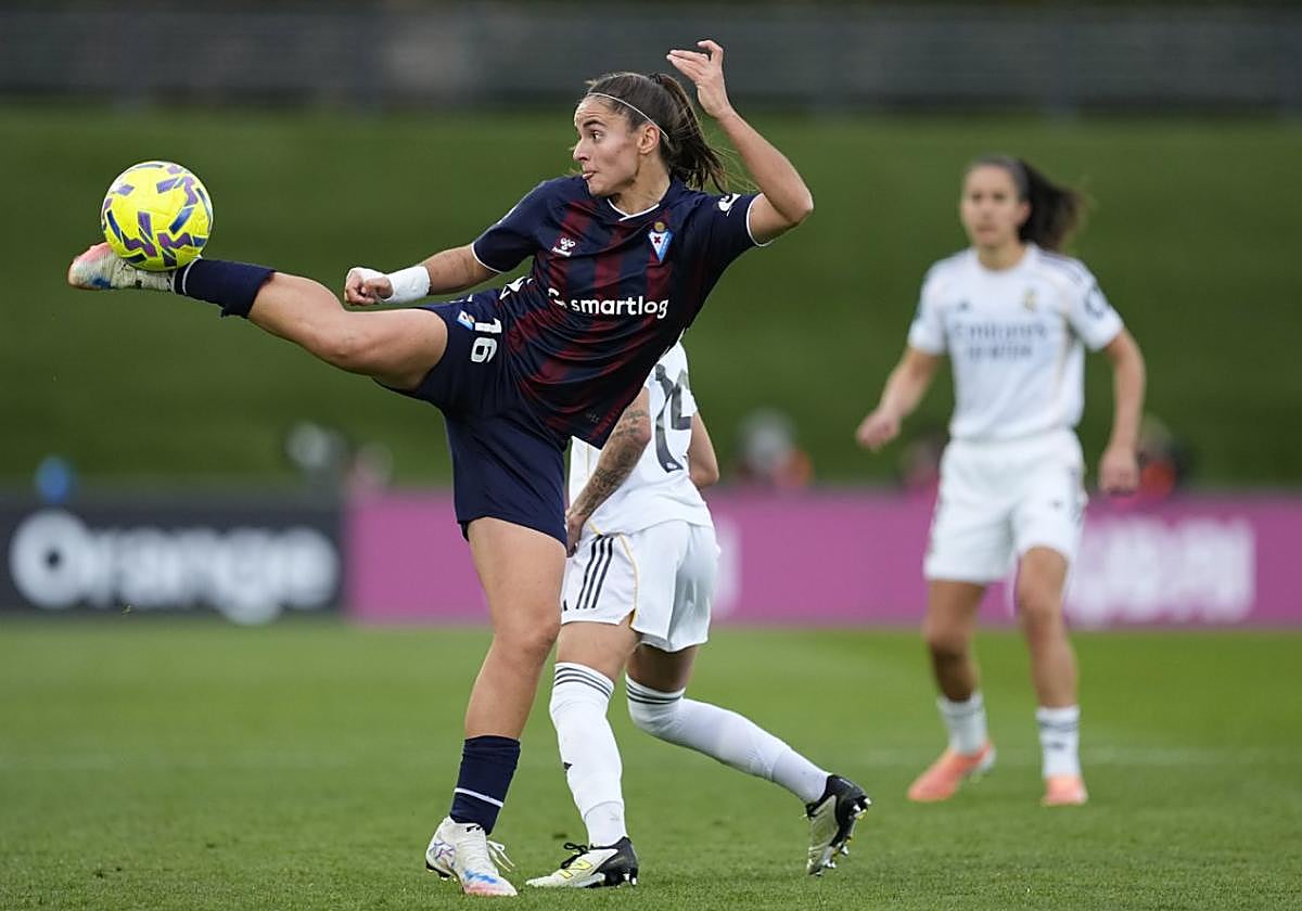Carmen Álvarez, la delantera del Eibar, controla un balón durante el partido contra el Real Madrid en el Alfredo Di Stéfano del pasado domingo.