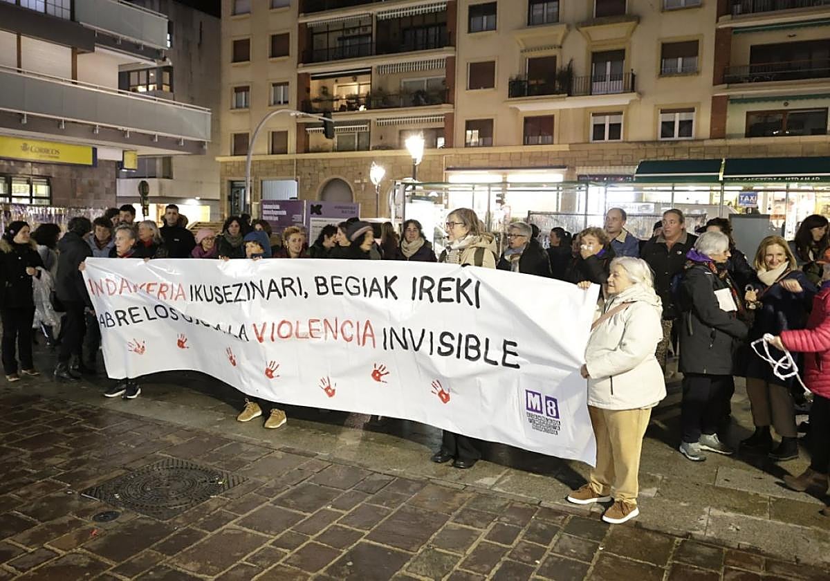 Por la tarde se celebró una concentración en memoria de las víctimas en Martxoak 8 Plaza.