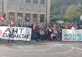 Igandeko jardunaldian parte hartu zuten kideek talde argazkiak atera zuten Idiazabalgo plazan ekitaldia agurtzeko.