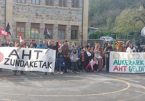 Igandeko jardunaldian parte hartu zuten kideek talde argazkiak atera zuten Idiazabalgo plazan ekitaldia agurtzeko.