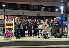El coro de Asmube interpretó 'Canción sin miedo' durante la concentración celebrada este martes.