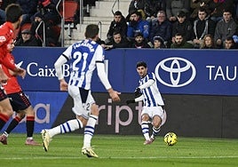 Zakharyan y Guedes aparecen en acción durante el encuentro ante Osasuna.