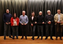 Los ganadores y la delegada de Cultura, durante la entrega de premios.
