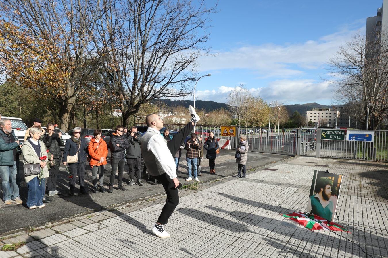 El homenaje a Zabalza en el cuartel de Intxaurrondo, en imágenes