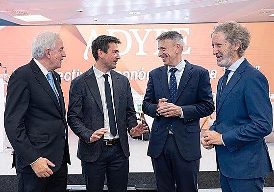 Mikel Etxebarria, vicepresidente de Adype, Oriol Aspachs, director de Economía Española de CaixaBank Research, Joseba Madariaga, director de Estudios de Laboral Kutxa y Jon Barrutia, catedrático de la Facultad de Economía y Empresa de la UPV/EHU.