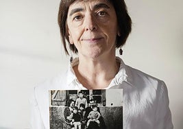 Idoia Zabalza muestra una foto de Mikel con sus aitas y hermanos.