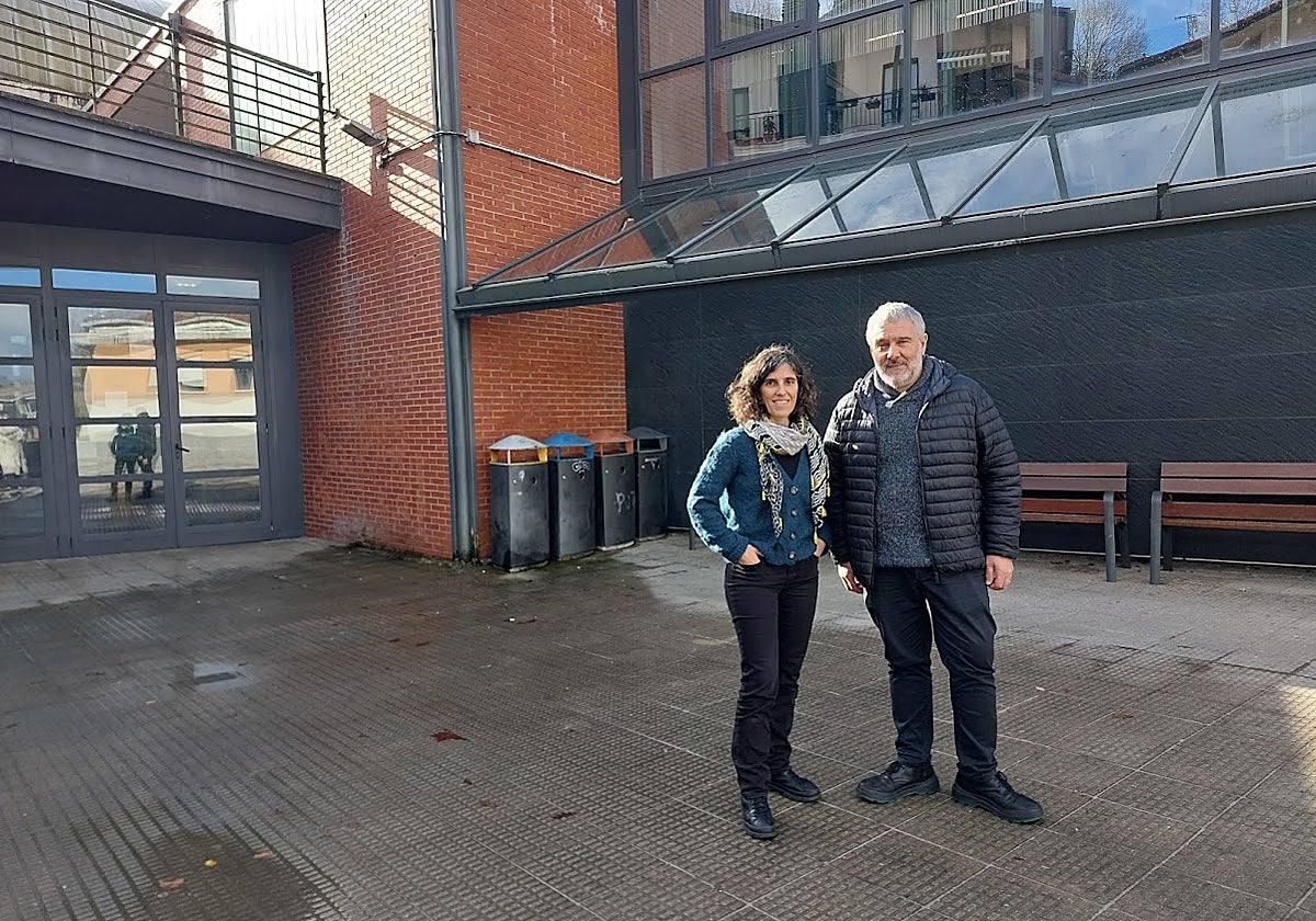 La edil Ainara Vázquez y el alcalde Xabier Urdandarin junto al polideportivo.