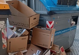 Una serie de comerciantes del Centro mandan esta fotografía y señalan: «A nosotros nos exigen colaborar con el puerta a puerta para reciclar el cartón y que no se deje tirado en la calle. ¿Y qué pasa con los bares del barrio? Estas cajas no son de comercios, son de bares. Una pena de discriminación».