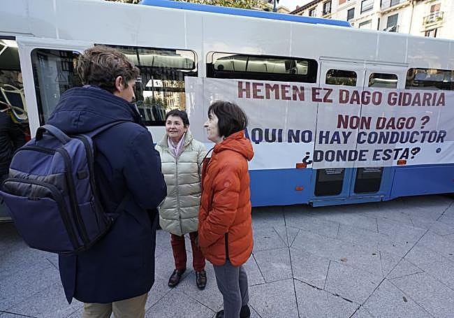 El alcalde, Jon Insausti, charla con las hermanas de Mikel Zabalza.