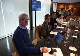 El consejero Joseba Unamuno, junto a la presidenta de la SD Eibar Amaia Gorostiza en Ipurua