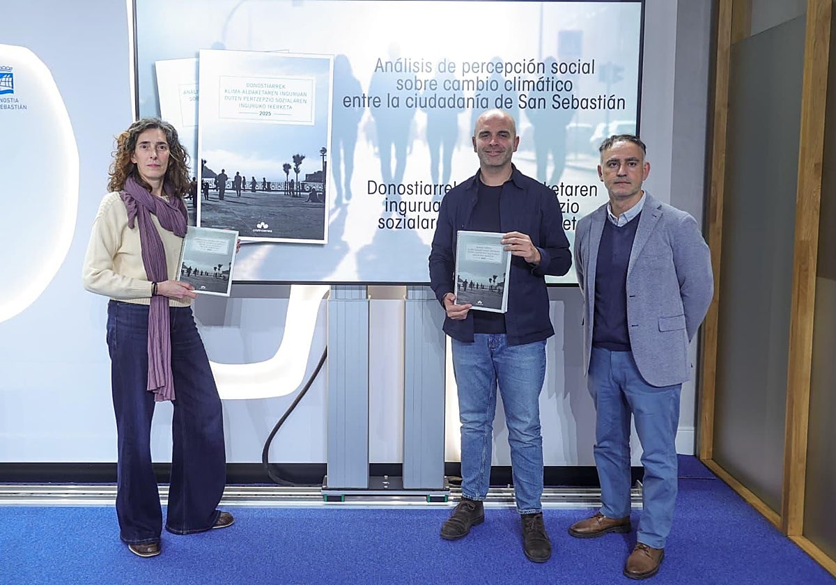 Leire Sarobe, el concejal Iñigo García y el director de Cristina Enea, Txema Hernández.
