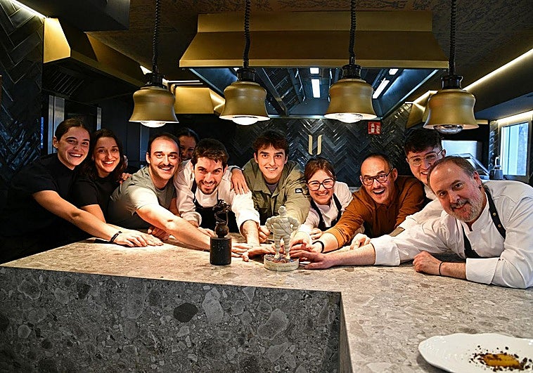 Iñigo Lavado (tercero por la derecha) y su equipo del Itzuli de Igeldo, celebran la estrella Michelin lograda el martes.