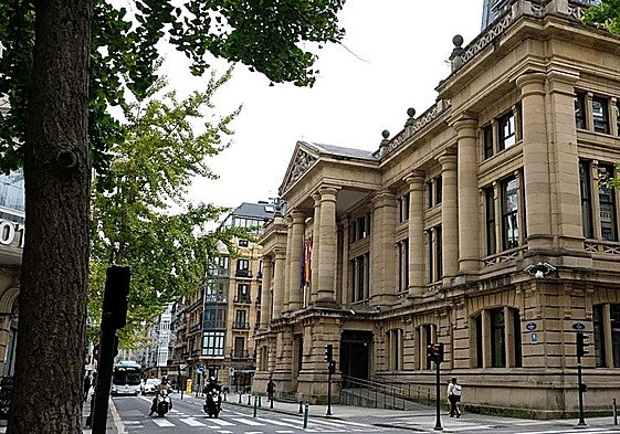 La víctima de una violación en un parking de Donostia puso la denuncia cuando conoció que el autor le contagió la gonorrea