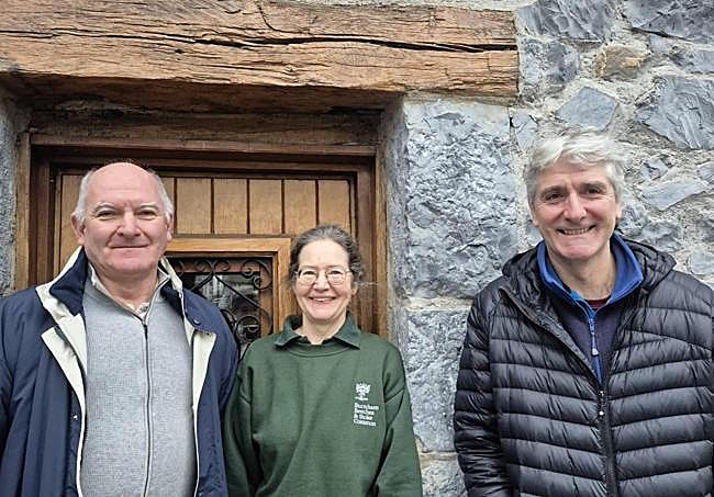 Saralegi, Read y Elosegi, el martes en Leitza, desde donde los ingleses acudieron a visitar el taller de hachas de Jose Ramon Jauregi en Urnieta.