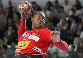 La pivote Lyndie Tchaptchet lanza a portería en la concentración de las Guerreras previa al Mundial