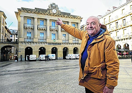 José Ramón Mendizabal 'Mendi', este miércoles en la plaza de la Constitución de San Sebastián, señalando el reloj que le guiará el 19 de enero al anochecer para dar inicio a la gran fiesta donostiarra.
