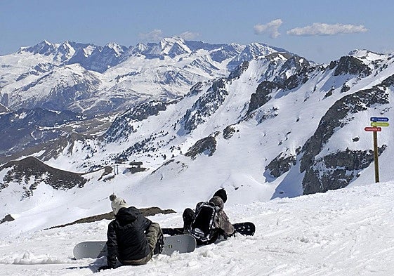 Imagen de archivo de dos esquiadores en la zona de Anayet, con la vista de la Puntta Escarra, en la estación de Formigal.