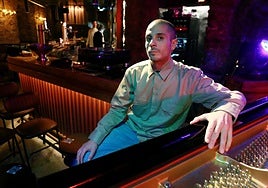 Un lunes de lluvia y noche cerrada, Luysmi una hora antes de empezar a tocar el piano en el Altxerri.