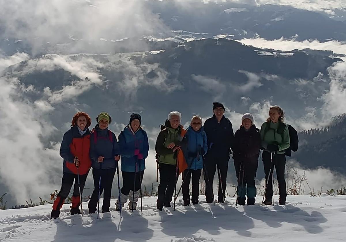 El grupo de 25 montañeros disfrutó de un paisaje nevado iluminado por el sol.