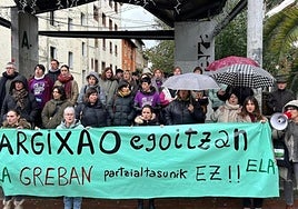 Concentración realizada por las trabajadoras este miércoles en Areizaga-Kalebarren.