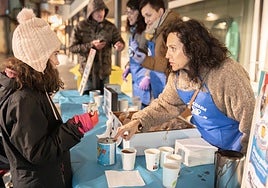 Numerosos vecinos pasaron por Okendo plaza para colaborar en la Chocolatada Solidaria.