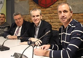 Haritz Alberdi eta bi finantza erakundeetako ordezkariak sinatzen.