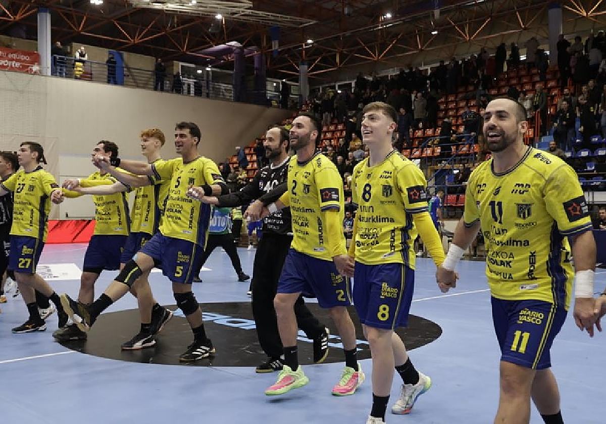 Los jugadores del Irudek Bidasoa Irun celebraron la victoria y la clasificación con su afición.