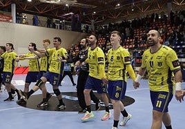 Los jugadores del Irudek Bidasoa Irun celebraron la victoria y la clasificación con su afición.
