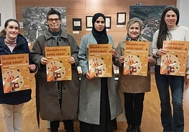 Representantes de los comercios locales y del Ayuntamiento en la presentación de la campaña de bonos que arrancará este jueves.