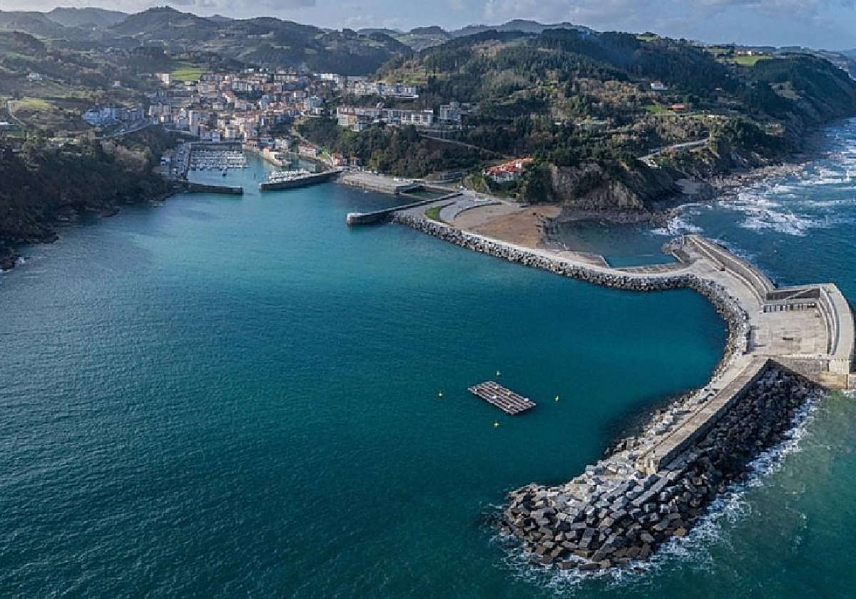 Vista aérea del dique de abrigo del puerto de Mutriku, que se prolongará 47 metros más.