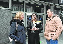 Janire Torres y su marido, José Luis, junto a la abogada que les defiende en el juicio contra la Diputación.