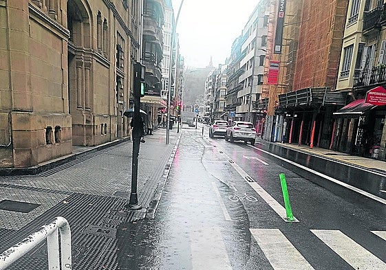 Denuncia Pedro Ciga los inmensos charcos que se forman en la calle Easo: «Por las lluvias de estos últimos días, han vuelto las zonas de baño que teníamos antes y encima ahora hay nuevas después de las obras recién terminadas. Charcos de 60 metros de longitud desde el cruce de Easo con la cuesta de Aldapeta hasta la calle San Martín».