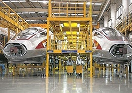Interior de la fábrica de trenes china CRRC en Qingdao.