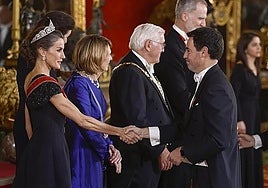 Pradales saluda a la reina Letizia durante la cena de gala ofrecida al presidente de la República Federal de Alemania, Frank-Walter.