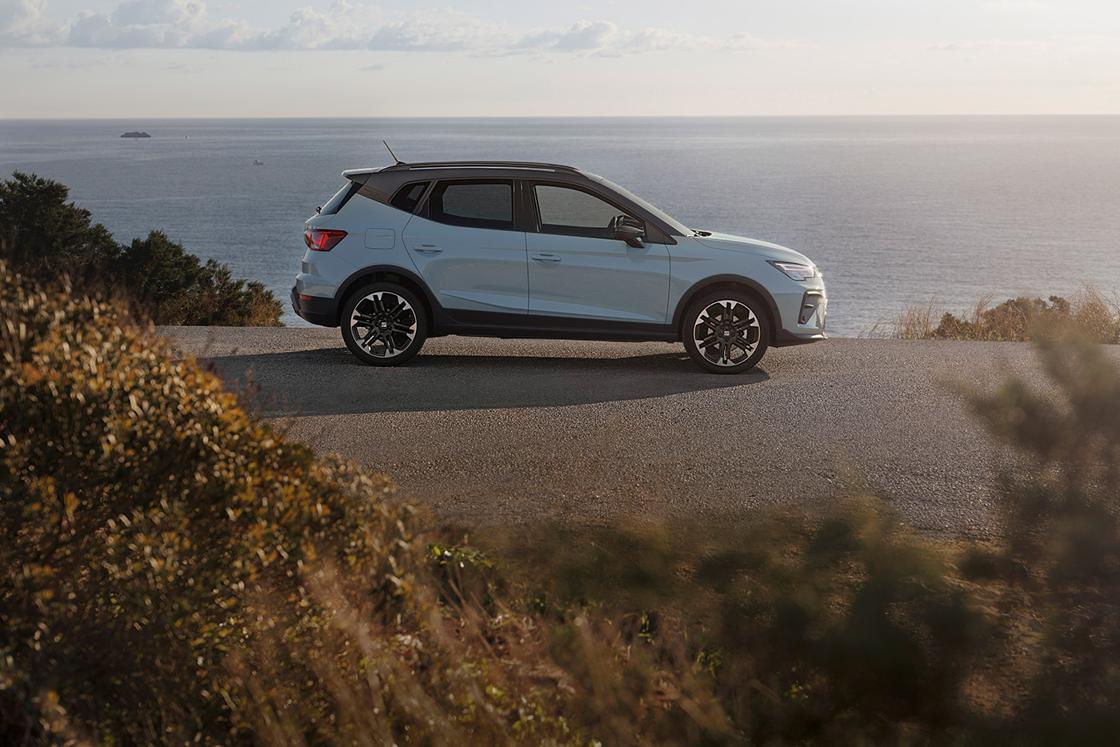 En su diseño, los perfiles laterales refuerzan su dinamismo, dándole carácter e incluye dos opciones de color de techo.