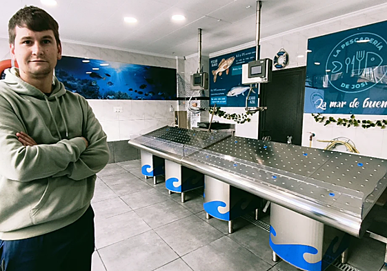 José Ignacio Ruiz Sobrado, en su pescadería de Villarcayo (Burgos).