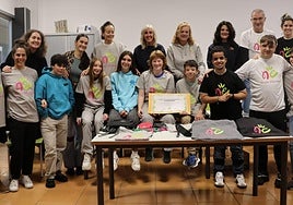 Representantes de Nuala elkartea y del Instituto Meka con estudiantes del ciclo adaptado de FP básica.