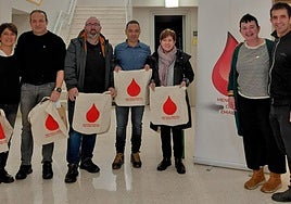 Los homenajeados, y representantes de Donantes.