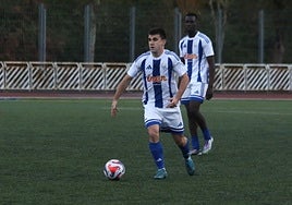 Un jugador del Mutriku conduce el balón en un partido de esta temporada.