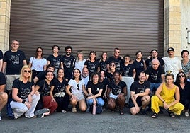 Las voces de Ganbara Abesbatza con Paul Urkijo y su equipo tras la grabación de la música de la banda sonora.