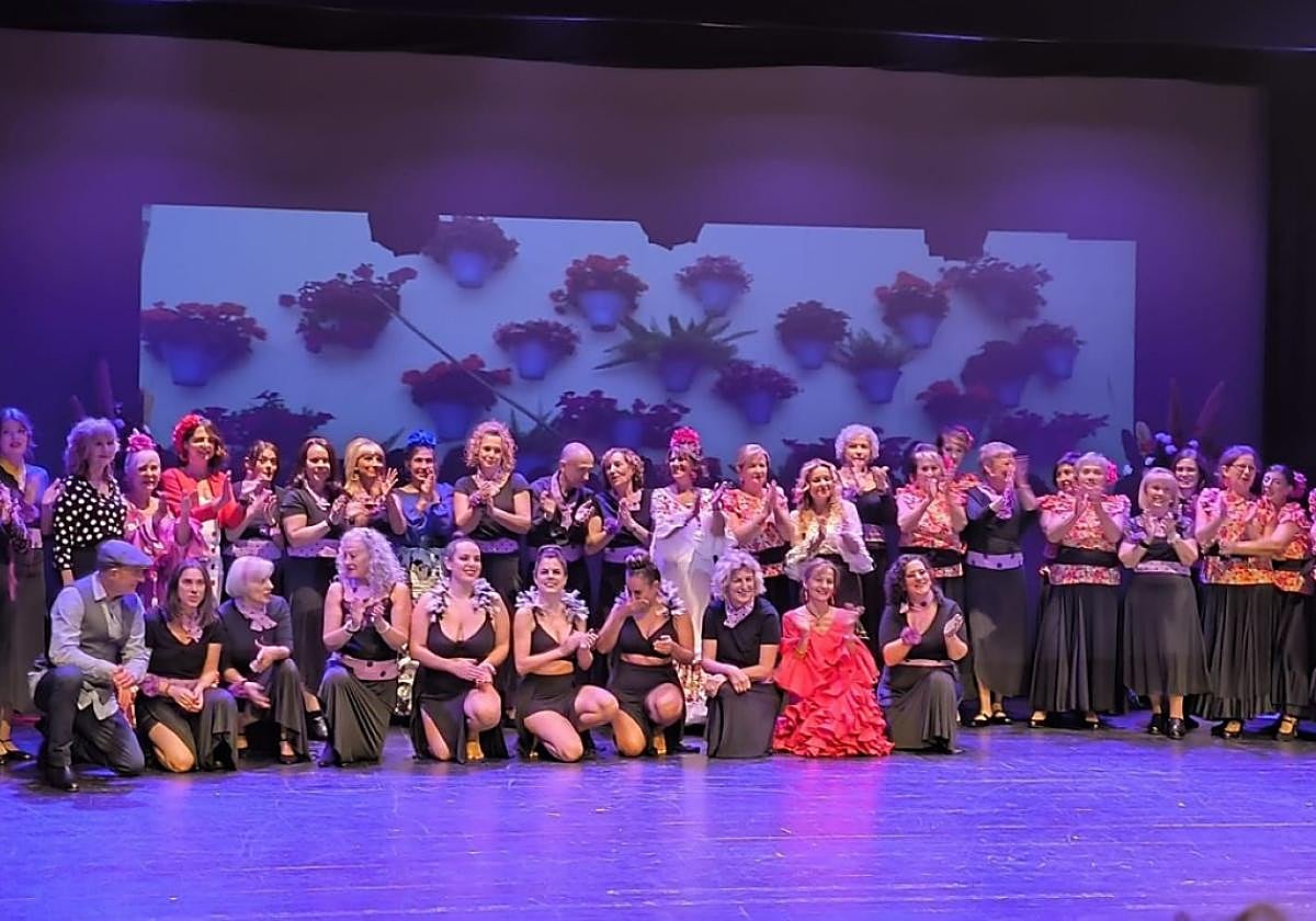 Participantes en el espectáculo de sevillanas ofrecido en Erribera.
