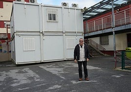 El alcalde ante los contenedores utilizados como aulas en Karmengo Ama de Trintxerpe.