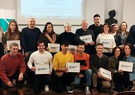 Comerciantes que recibieron la distinción junto a representantes institucionales y de la Federación Mercantil de Gipuzkoa.