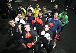 Los mejores púgiles del club River Box&Roll de Orio posan junto a su entrenador Ibai Marin tras una tarde de entrenamientos y antes de la velada en el polideportivo.