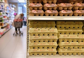 Estantería con huevos en un supermercado de Eibar.